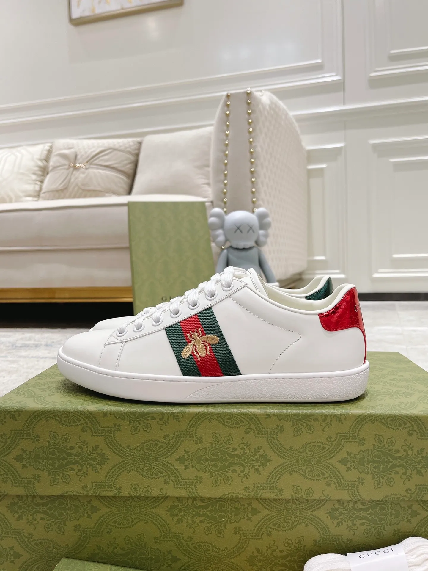 👟👟Ex-factory price 440👟👟 Women's shoe factory GUCCi's latest anti-counterfeiting line classic sports lace-up white shoes for couples ☝︎57 layouts of the whole series are shipped with high quality★ Color matching is being updated continuously... 🔥Look for our upgraded version quality, original mold opening ✔️Original last shape ✔ Everything is authentic from the inside out🥊 🍬Material: 🔸The upper is made of Italian cowhide imported from the original factory. The comfort and softness are higher than ordinary cowhide from domestic factories. ➕Full cowhide lining and foot pads. The lining adopts the same lasting method as the original. The midsole is also printed with double G and the insole is also original molded. 3D craftsmanship❗���Different from ordinary products in the market❗️➕The outsole adopts the original high-density one-to-one sole➕⚠️The snakeskin tail is consistent with the authentic color, and the real snakeskin is a small piece➕🗯The embroidered patches are also authentic. After disassembly, each color comparison is accurate before shipment‼ ️ Shoe size: Female 35-40 Male 39-44